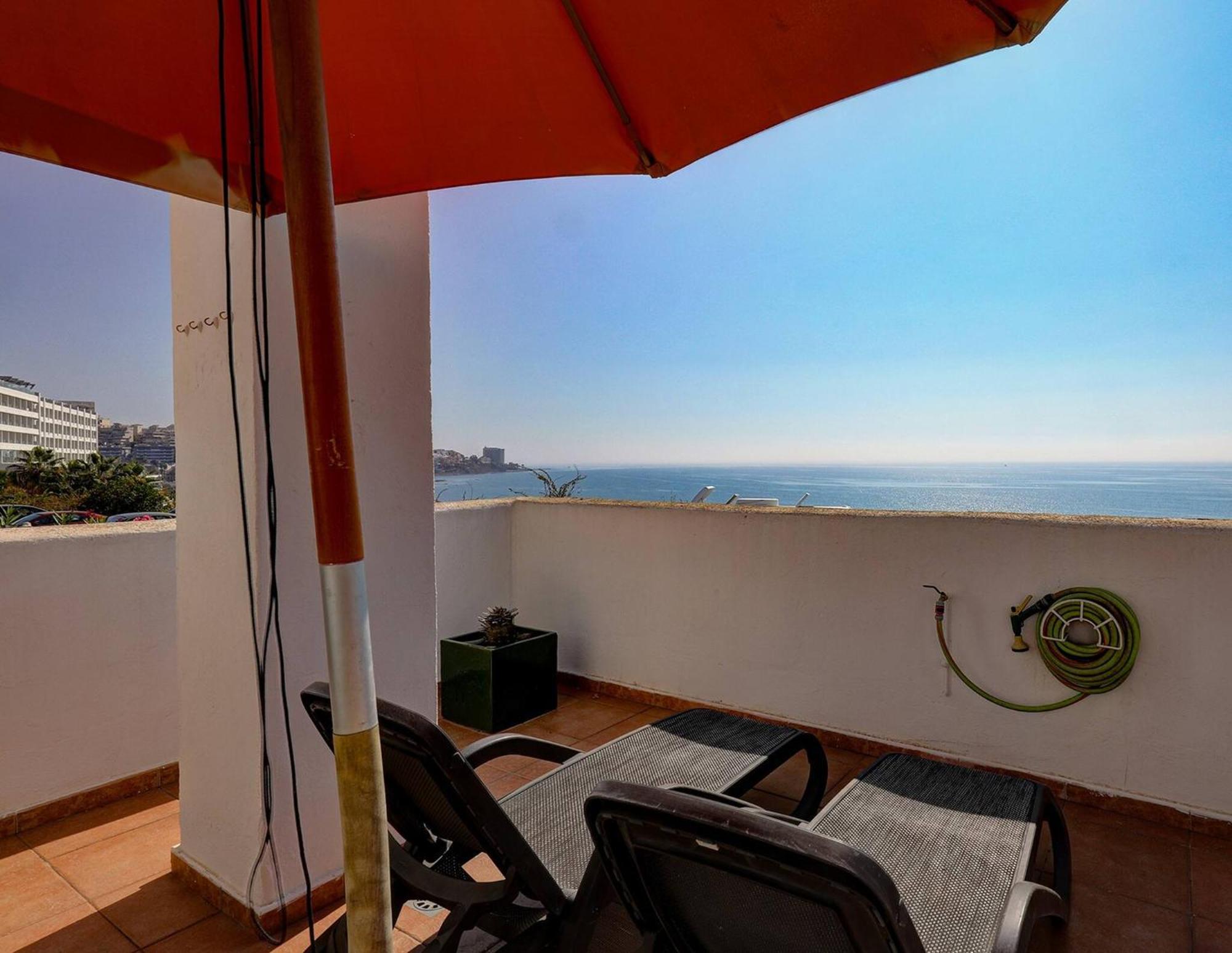 082 - Stunning Sea Views Beachfront Apartment Бенальмадена Экстерьер фото